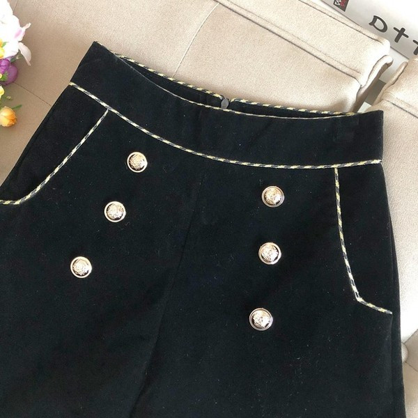 Modern női bársony rövidnadrág magas derékkal, fekete gombokkal