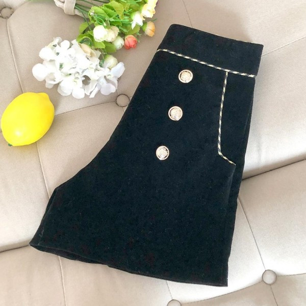 Modern női bársony rövidnadrág magas derékkal, fekete gombokkal
