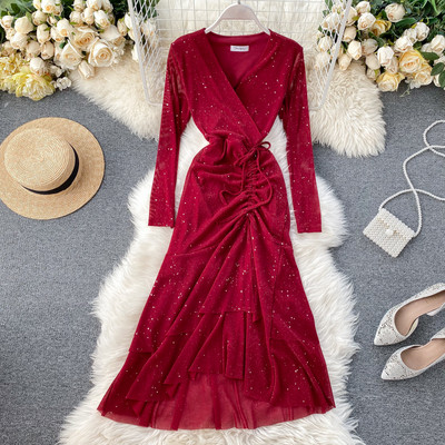 Fekete, piros és rózsaszín hosszú női ruha nyakkendővel és V-nyakkal