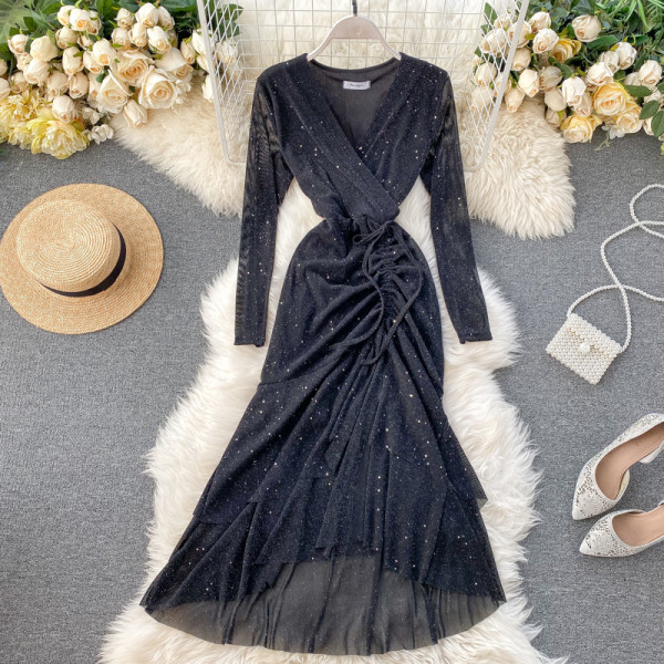 Fekete, piros és rózsaszín hosszú női ruha nyakkendővel és V-nyakkal