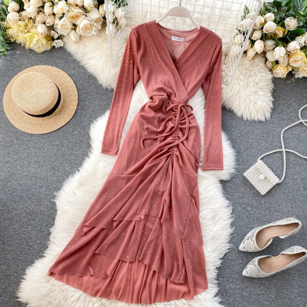 Fekete, piros és rózsaszín hosszú női ruha nyakkendővel és V-nyakkal