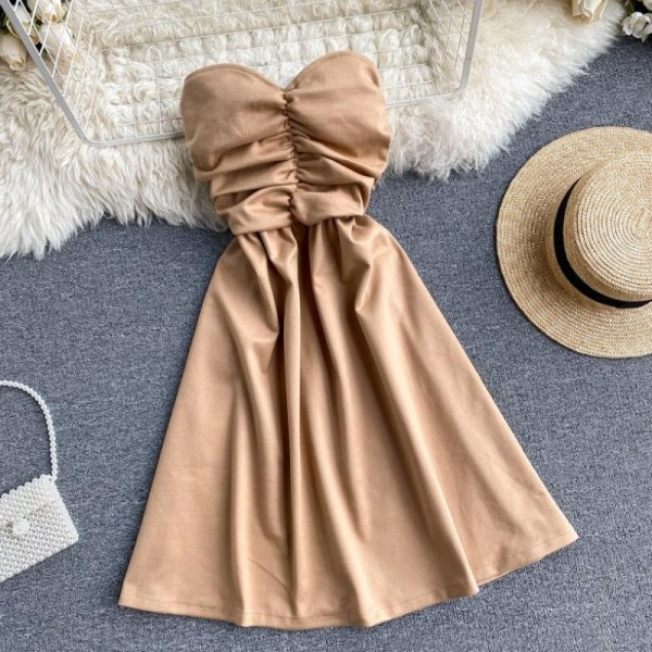 Modern női ruha magas gallérral kiszabott modellel barna, fekete és bézs színben