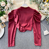 Modern női rövid blúz puffos ujjakkal és magas gallérral, négy színben