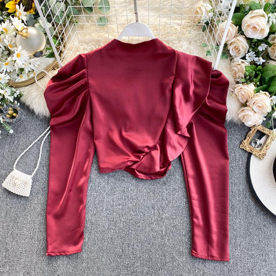 Modern női rövid blúz puffos ujjakkal és magas gallérral, négy színben