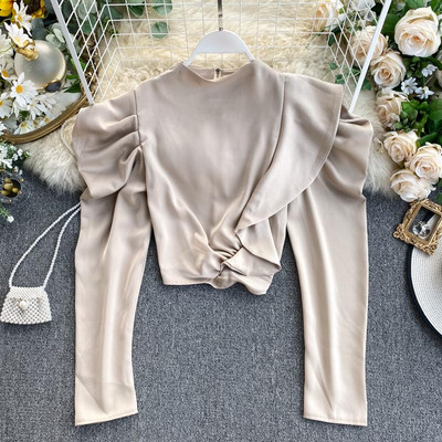 Modern női rövid blúz puffos ujjakkal és magas gallérral, négy színben