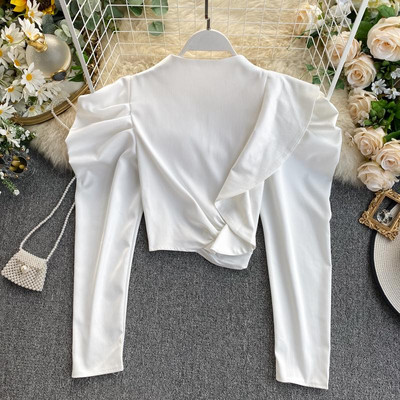 Modern női rövid blúz puffos ujjakkal és magas gallérral, négy színben