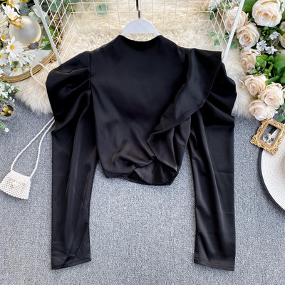 Modern női rövid blúz puffos ujjakkal és magas gallérral, négy színben