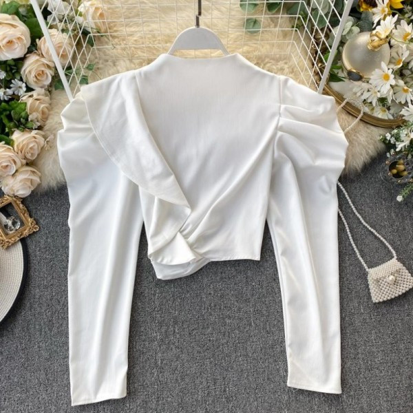 Modern női rövid blúz puffos ujjakkal és magas gallérral, négy színben