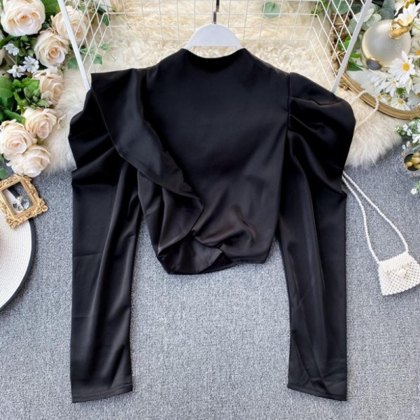 Modern női rövid blúz puffos ujjakkal és magas gallérral, négy színben