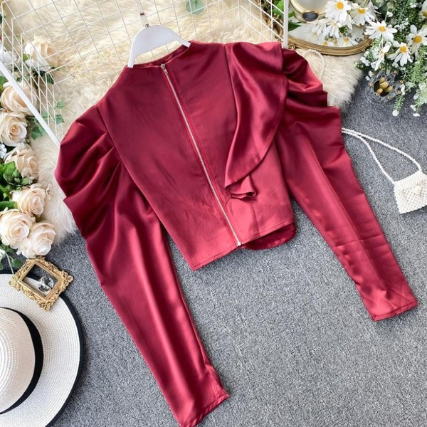 Modern női rövid blúz puffos ujjakkal és magas gallérral, négy színben