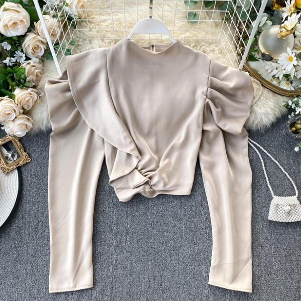 Modern női rövid blúz puffos ujjakkal és magas gallérral, négy színben