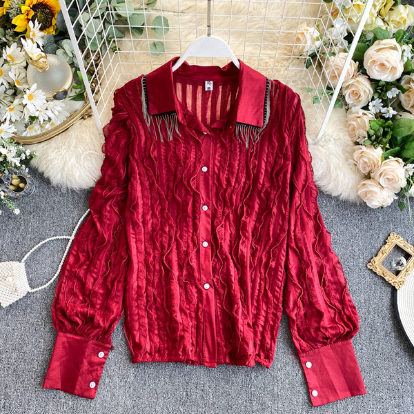 Piros, fekete és fehér női ing klasszikus gallérral és gombokkal