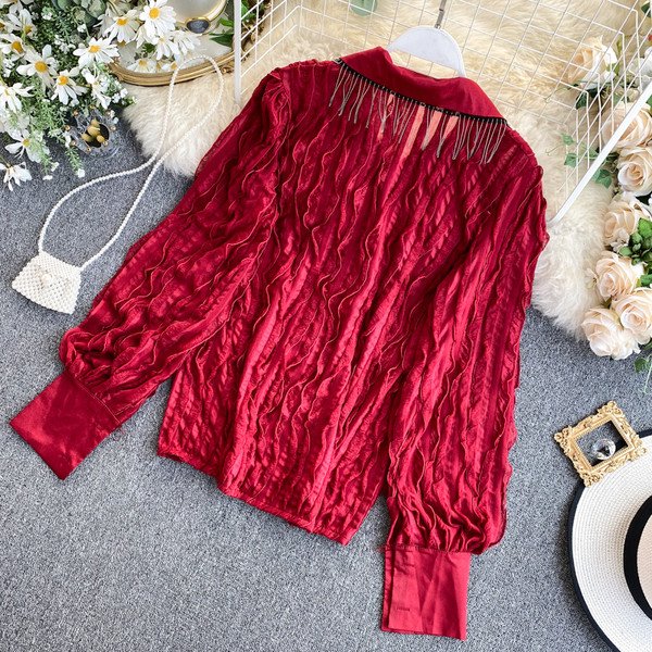 Piros, fekete és fehér női ing klasszikus gallérral és gombokkal