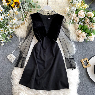 Modern női ruha spitz nyakkivágással, hosszú tüll ujjú fekete színben