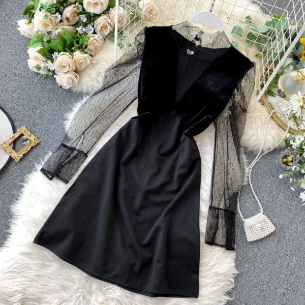 Modern női ruha spitz nyakkivágással, hosszú tüll ujjú fekete színben