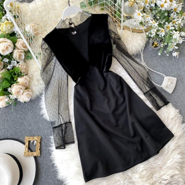 Modern női ruha spitz nyakkivágással, hosszú tüll ujjú fekete színben