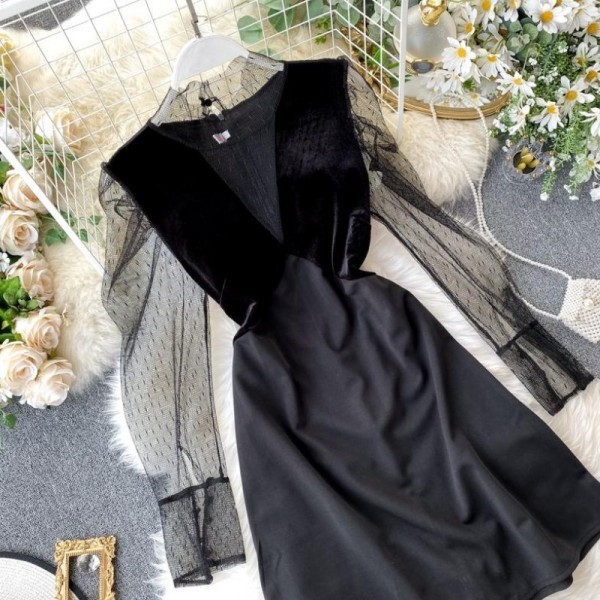 Modern női ruha spitz nyakkivágással, hosszú tüll ujjú fekete színben