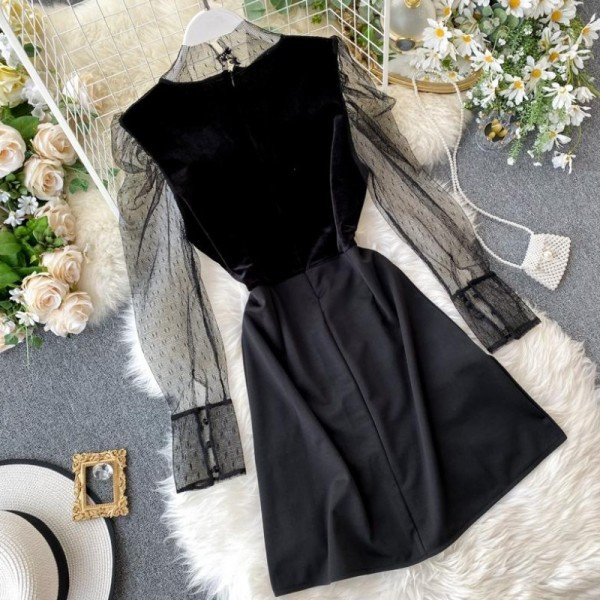 Modern női ruha spitz nyakkivágással, hosszú tüll ujjú fekete színben