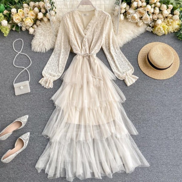 Modern női ruha hosszú ujjal, tüll bézs és fekete színben