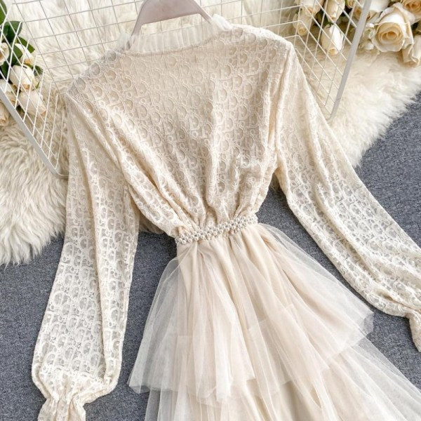 Modern női ruha hosszú ujjal, tüll bézs és fekete színben