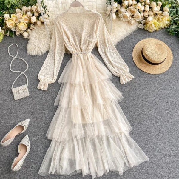 Modern női ruha hosszú ujjal, tüll bézs és fekete színben