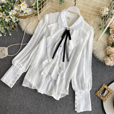 Modern női ing piros, fekete és fehér színben gombokkal és nyakkendőkkel