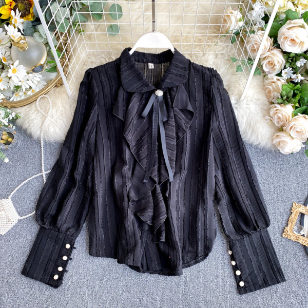 Modern női ing piros, fekete és fehér színben gombokkal és nyakkendőkkel