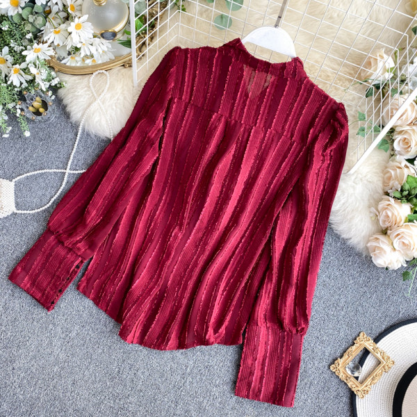 Modern női ing piros, fekete és fehér színben gombokkal és nyakkendőkkel