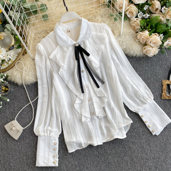 Modern női ing piros, fekete és fehér színben gombokkal és nyakkendőkkel