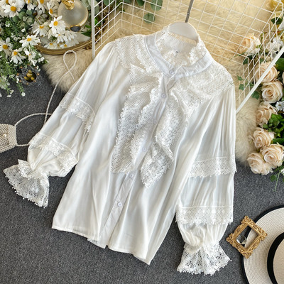 Modern női ing piros, fekete és fehér színben, széles ujjal és csipkével