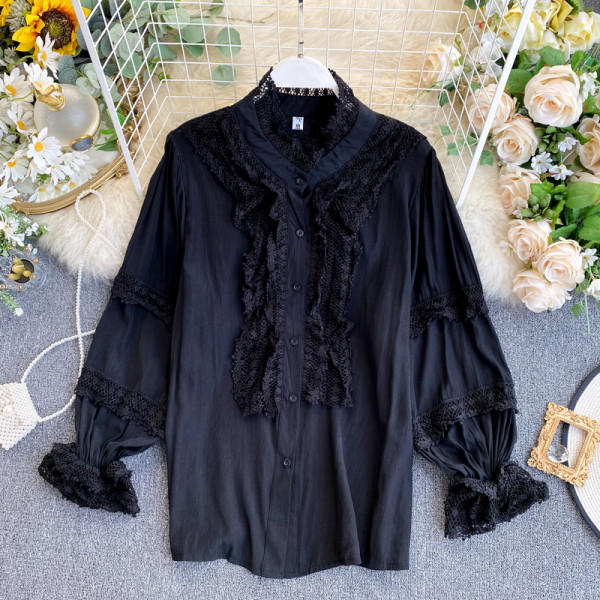 Modern női ing piros, fekete és fehér színben, széles ujjal és csipkével