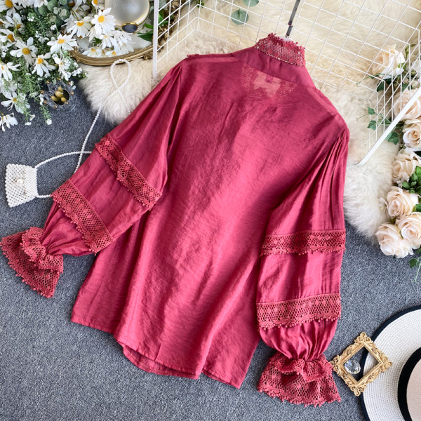 Modern női ing piros, fekete és fehér színben, széles ujjal és csipkével