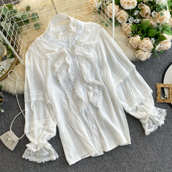 Modern női ing piros, fekete és fehér színben, széles ujjal és csipkével