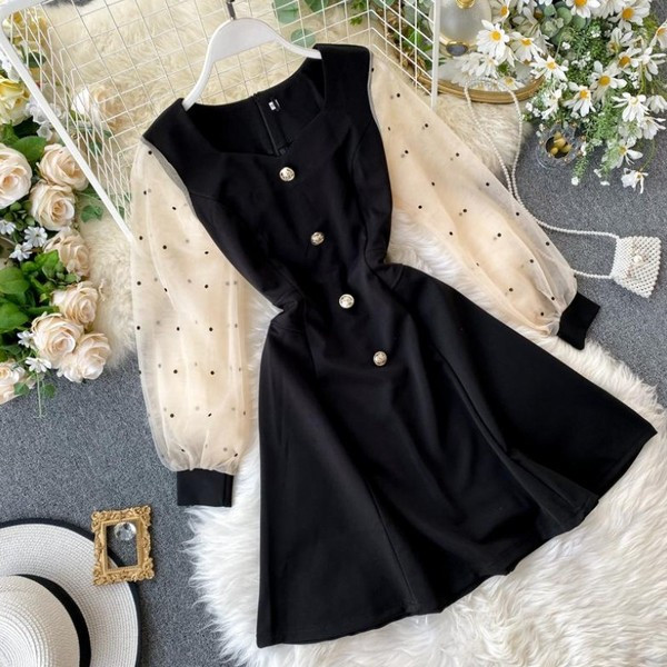 Modern női rövid ruha hosszú tüll ujjú fekete színben