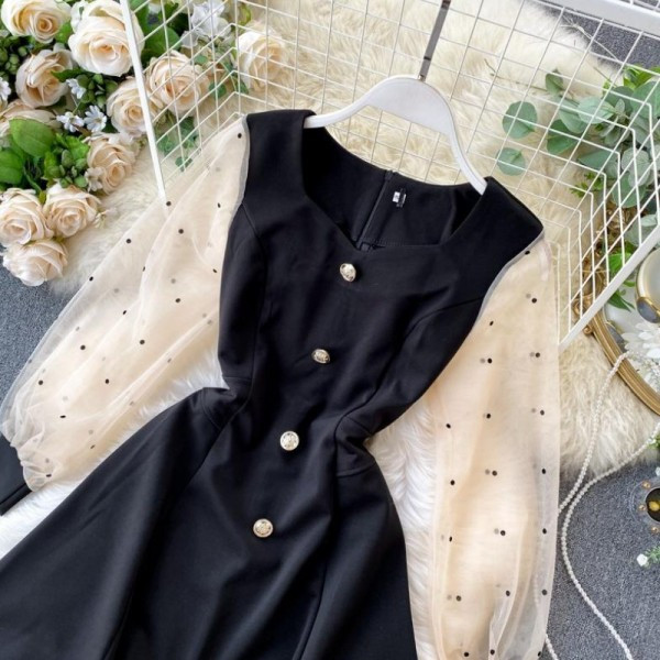 Modern női rövid ruha hosszú tüll ujjú fekete színben