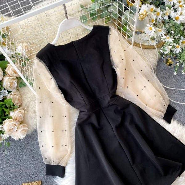 Modern női rövid ruha hosszú tüll ujjú fekete színben