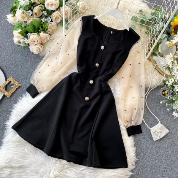 Modern női rövid ruha hosszú tüll ujjú fekete színben