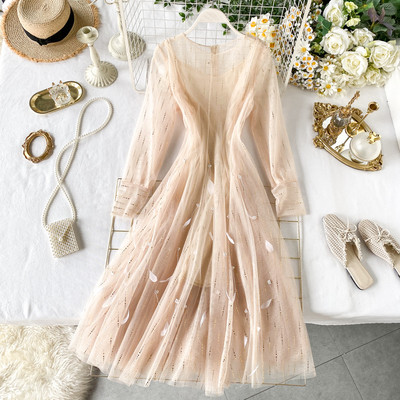 Rózsaszín, bézs, lila és fekete színű női ruha, hosszú ujjal és tollal