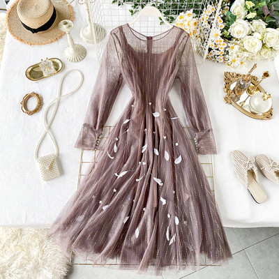 Rózsaszín, bézs, lila és fekete színű női ruha, hosszú ujjal és tollal