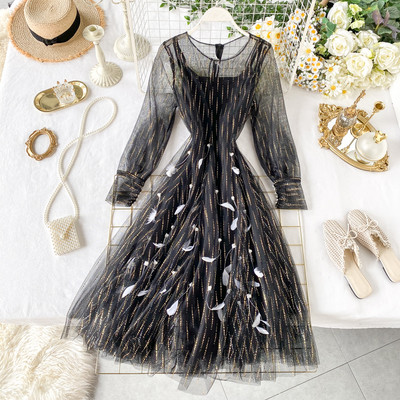 Rózsaszín, bézs, lila és fekete színű női ruha, hosszú ujjal és tollal