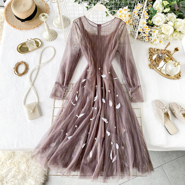 Rózsaszín, bézs, lila és fekete színű női ruha, hosszú ujjal és tollal