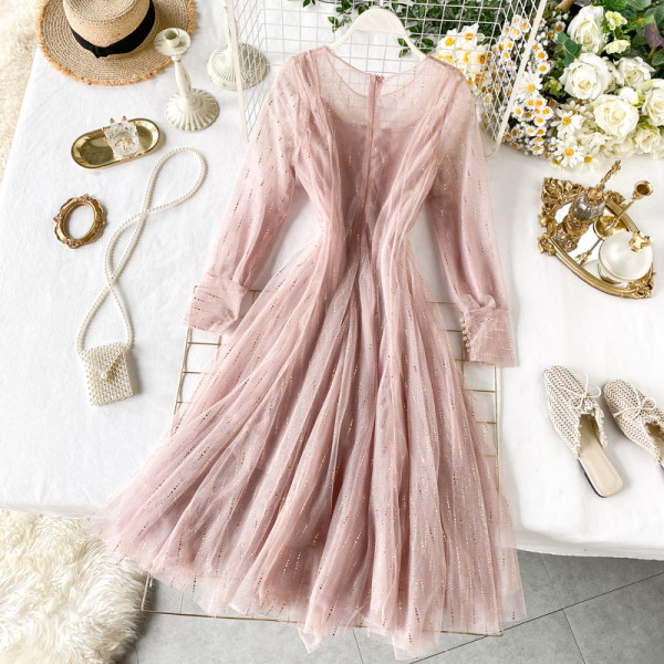 Rózsaszín, bézs, lila és fekete színű női ruha, hosszú ujjal és tollal