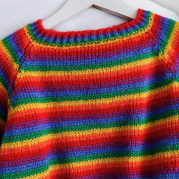 Modern női virágos pulóver ovális nyakkivágással és hosszú ujjakkal