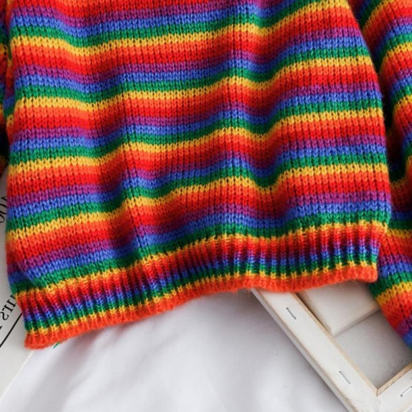 Modern női virágos pulóver ovális nyakkivágással és hosszú ujjakkal