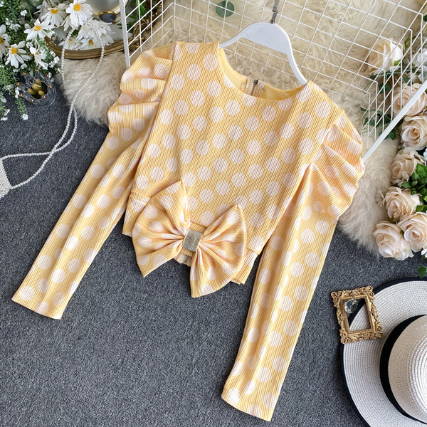 Retro stílusú női blúz rózsaszín, lila és sárga színben, szalaggal és kerek nyakkivágással