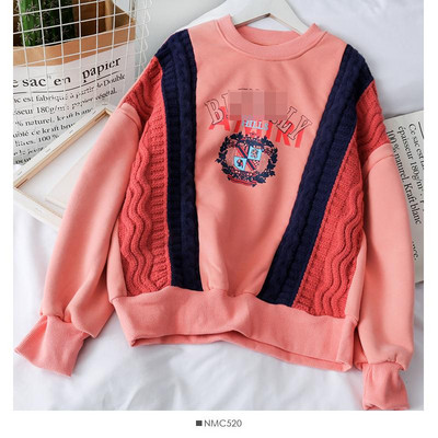 Modern női blúz felirattal és ovális nyakkivágással, kék és narancs színben