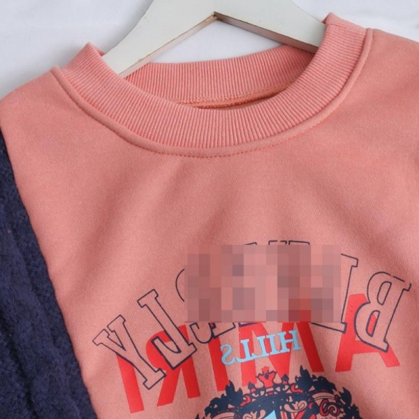 Modern női blúz felirattal és ovális nyakkivágással, kék és narancs színben