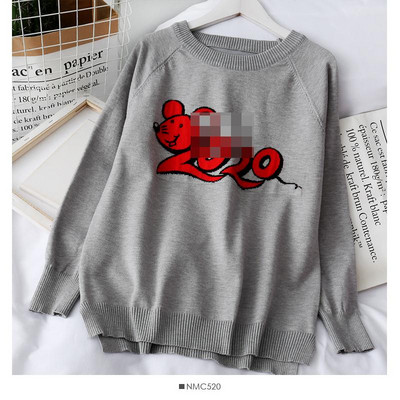 Pulover de dama modern cu decolteu oval si aplicatie in negru, gri si rosu