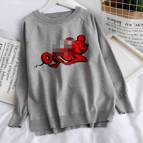 Pulover de dama modern cu decolteu oval si aplicatie in negru, gri si rosu