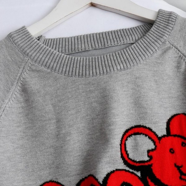 Pulover de dama modern cu decolteu oval si aplicatie in negru, gri si rosu